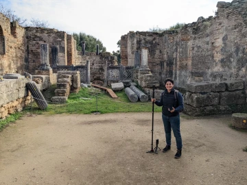 Aviva Doery poses with 360 camera used to record “Seven Wonders of Ancient Greece” virtual reality study abroad course, launching Spring 2025